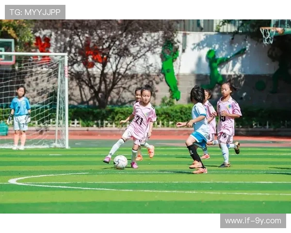 东莞放松足球开学季点燃校园热情 学生们在绿茵场上尽情挥洒活力